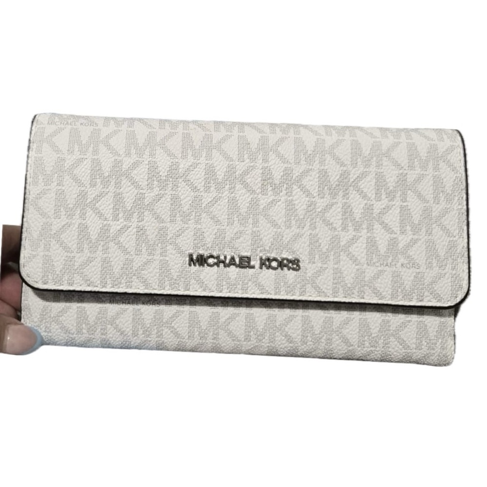 Michael Kors wallet in excellent condition